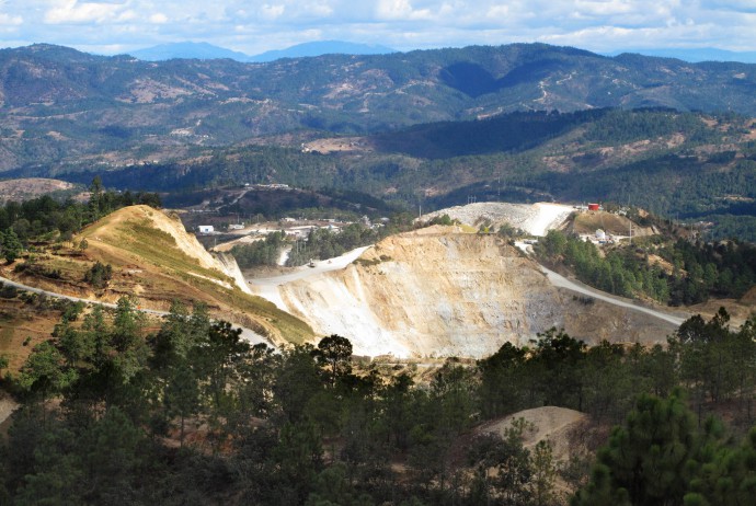 Det kanadiske gruvelselskapet GoldCorp Inc eier Marlingruven i Guatemala. Driften av Marlingruven har ført til alvorlige brudd på retten til mat for lokalbefolkningen, og forurenset både luft og drikkevann. Oljefondet har investert nærmere 273 millioner kroner i GoldCorp Inc.